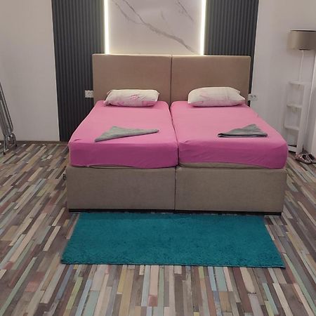 V&J Apartments 포드고리차 외부 사진