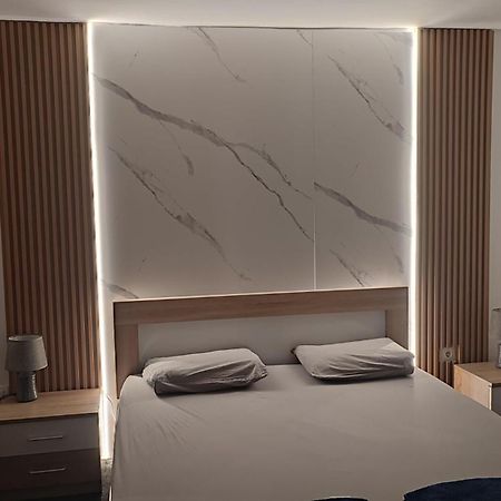 V&J Apartments 포드고리차 외부 사진