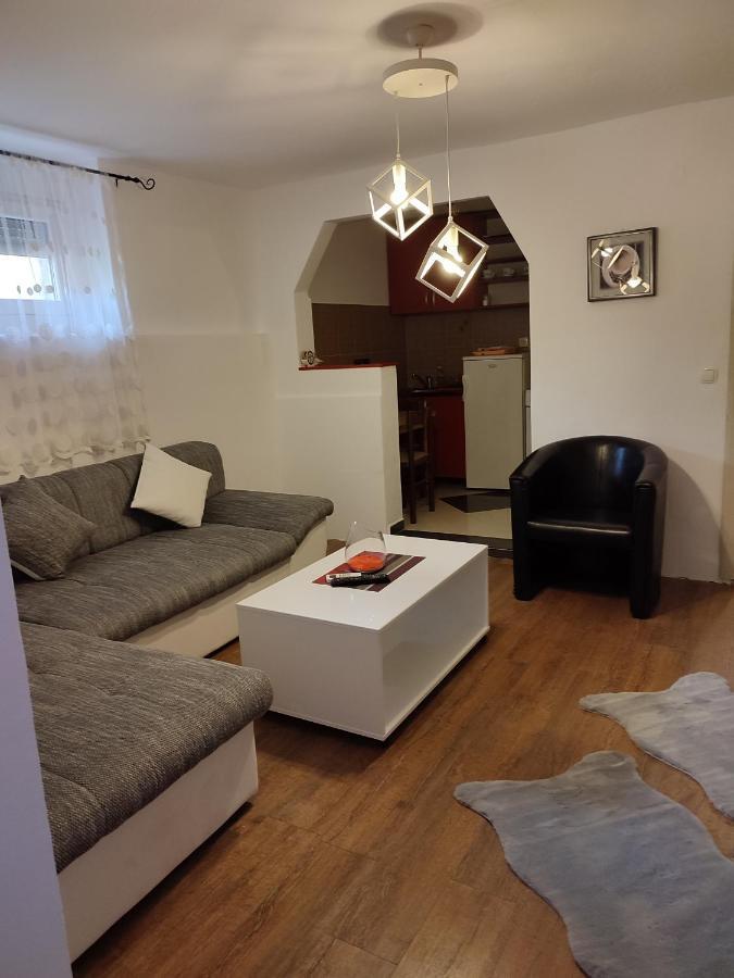 V&J Apartments 포드고리차 외부 사진