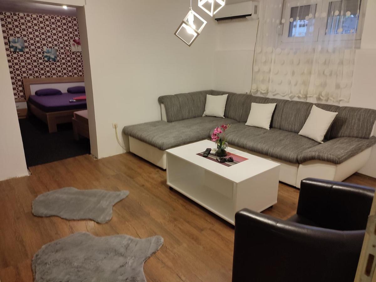 V&J Apartments 포드고리차 외부 사진