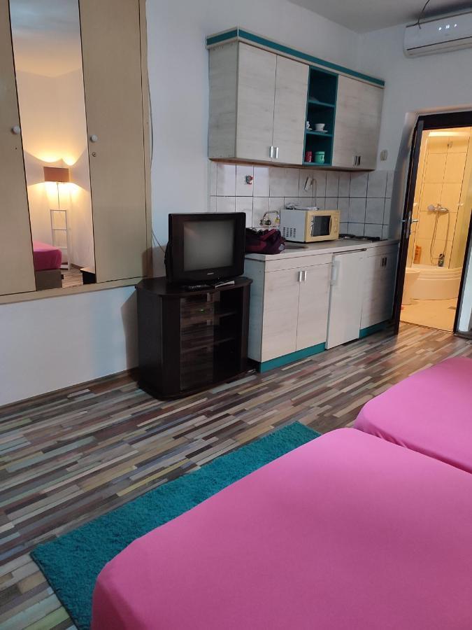 V&J Apartments 포드고리차 외부 사진
