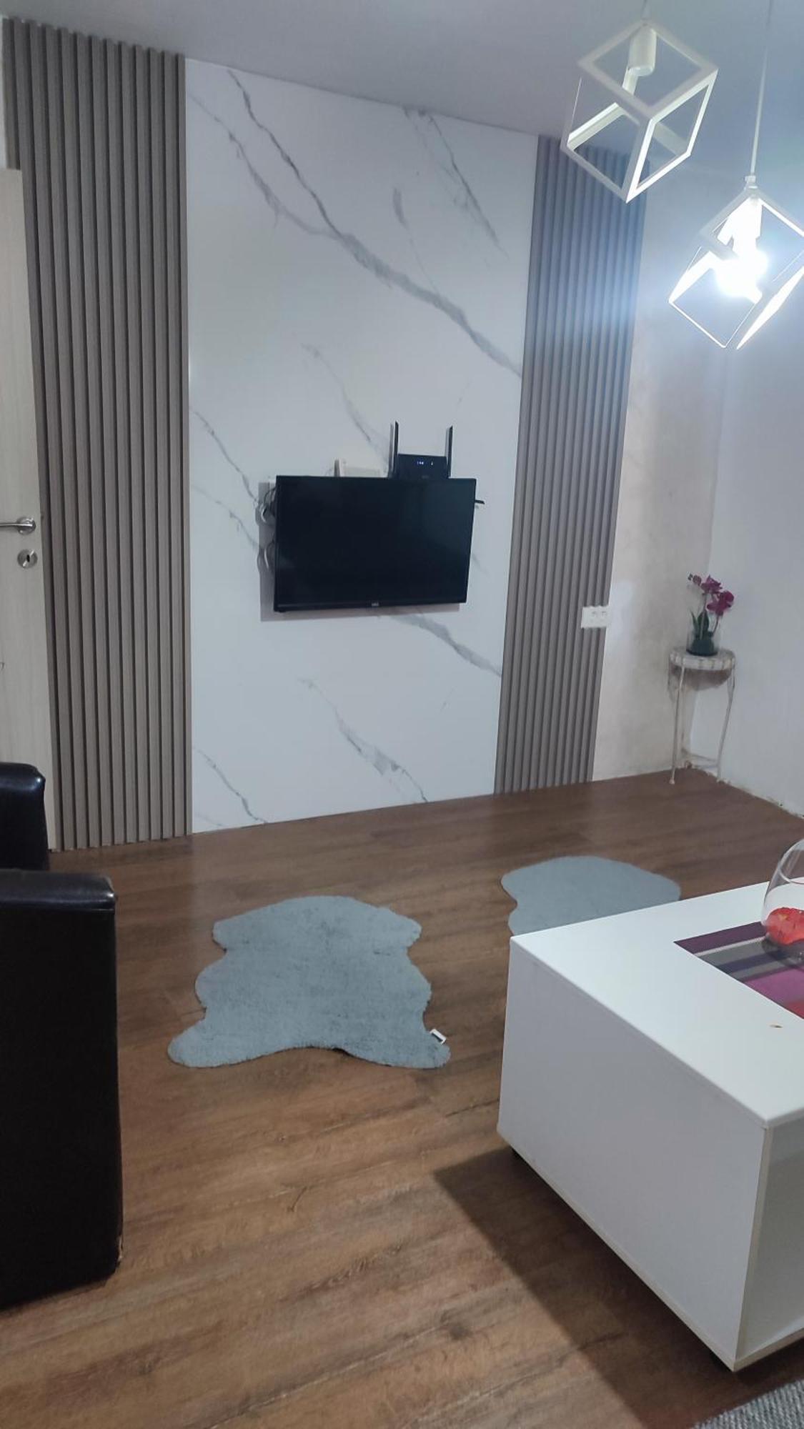 V&J Apartments 포드고리차 외부 사진