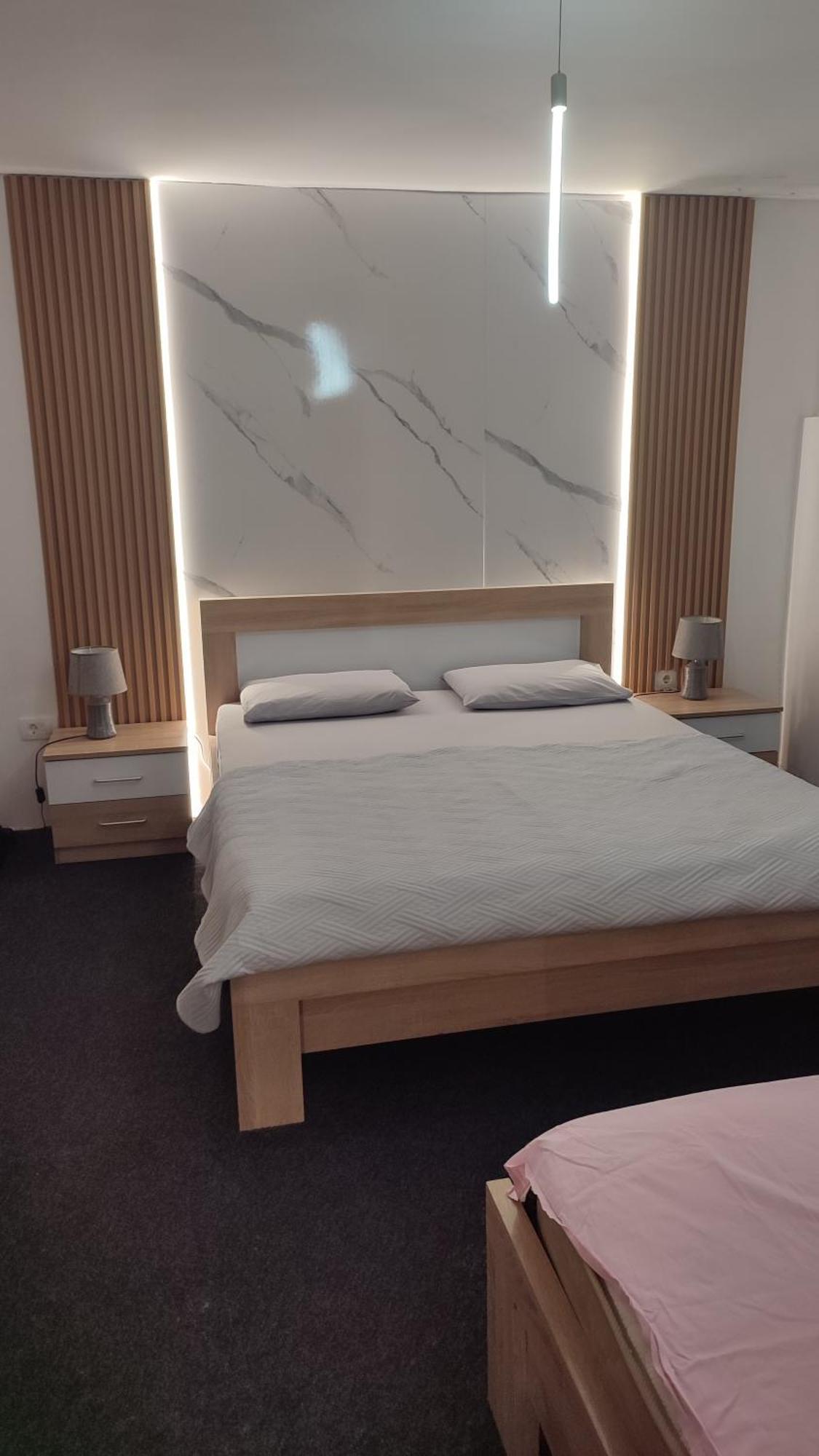V&J Apartments 포드고리차 외부 사진